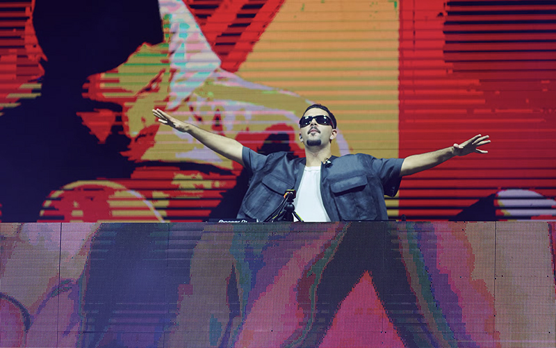 Imagem JPG, Pedro Sampaio homenageia Anderson Leonardo, do Molejo, durante show no rodeio de Ribeirão Preto, SP