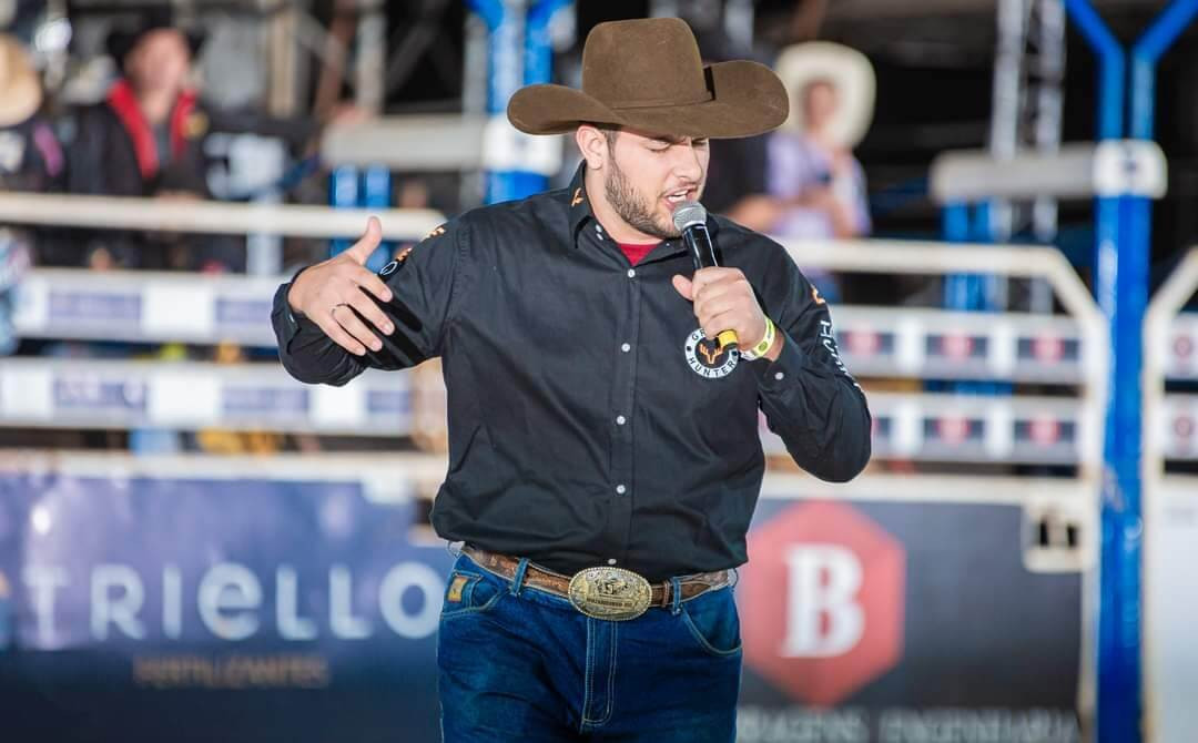 Rafael vai participar pela primeira vez da locução das montarias em touro do Ribeirão Rodeo Music ao lado do veterano Adriano do Vale (Arquivo Pessoal)