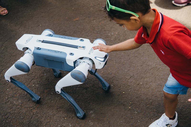 Imagem JPG, Cachorro Robô vira sensação entre crianças e adultos no Pavilhão Smart Agro