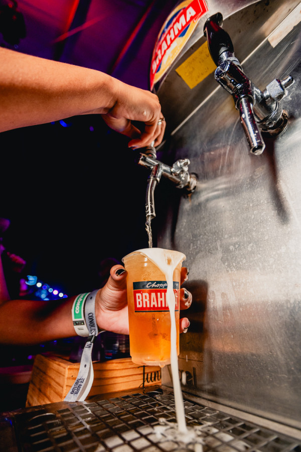 No camarote, os convidados desfrutam de serviço completo open food e open bar, com chopp Brahma (Divulgação)