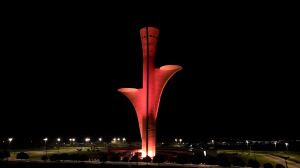 Imagem JPG, Brasília em clima de rock e motos! Torre Digital ganha toneladas alaranjadas no lançamento da Capital Moto Week 2025