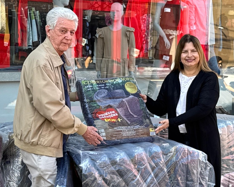 Imagem JPG, Grupo Joia doa 100 cobertores à Campanha do Agasalho do Fundo Social