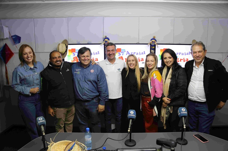 Todos os participantes do concurso reunidos com os apresentadores do programa de rádio especial: Glaucia Chiarelli e Odair Silva, prefeito de Barretos. ()
