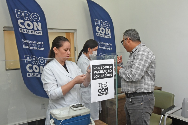 Imagem JPG, Consumidores e servidores do PROCON Barretos recebem vacina contra a gripe