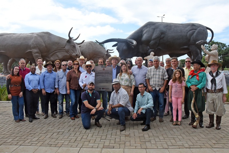 Imagem JPG, Monumento ao Boi Soberano é entregue no Parque dos Lagos