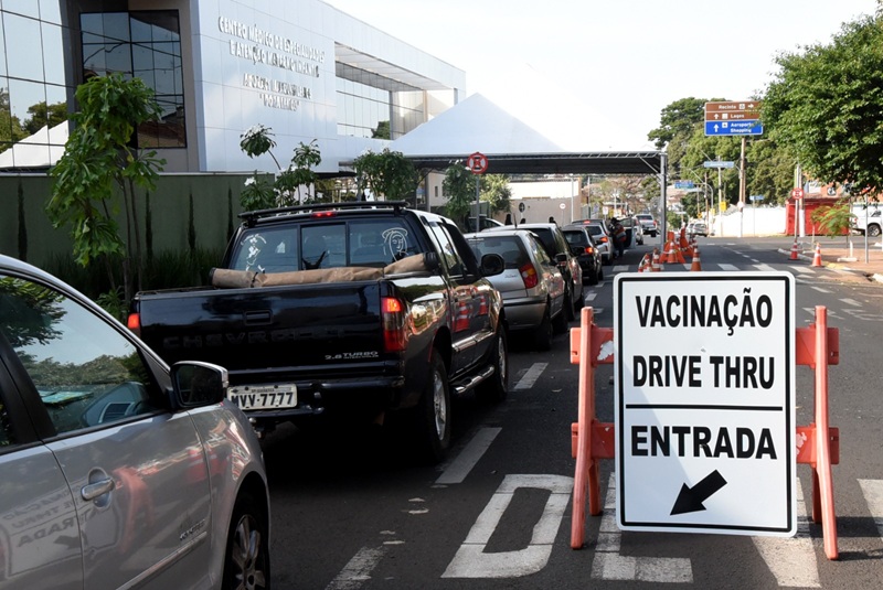 Imagem JPG, Saúde de Barretos aplica mais de 900 doses de vacina contra gripe no drive-thru