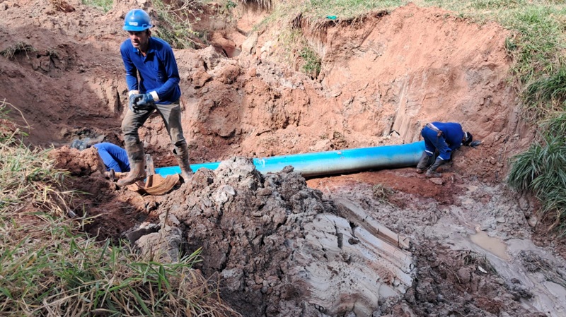 Imagem JPG, SAAE Barretos realiza reparo em emissário de esgoto no fundo do bairro Jardim dos Comerciários