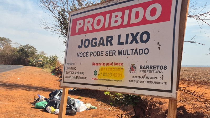 Imagem JPG, SAAE volta a alertar sobre descarte irregular de lixo: entulho é deixado próximo a placa de proibição e caçamba nas Contendas