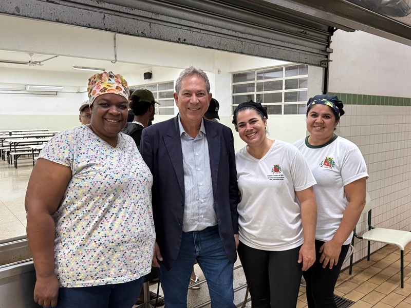 Imagem JPG, Fundo Social de Solidariedade entrega roupas e cobertores no bairro Ibirapuera