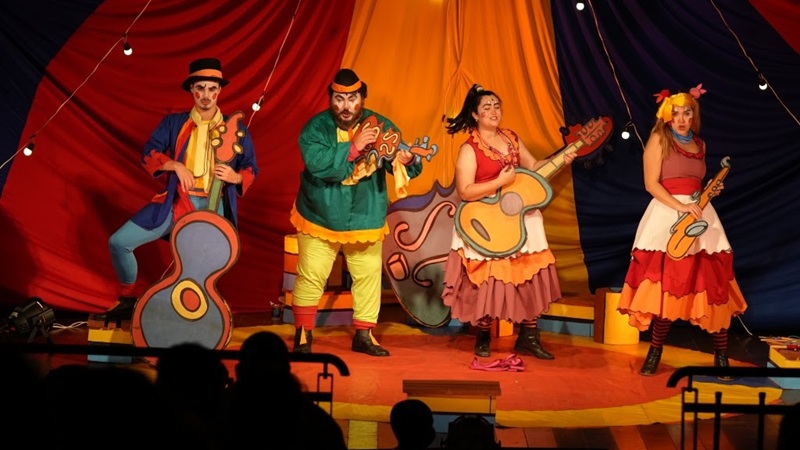 Imagem JPG,  Plateia lotada aplaude espetáculo O Grande Circo Musical em Barretos