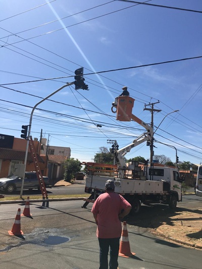 Imagem JPG, Ligação de semáforos na Avenida Professor Roberto Frade Monte é adiada