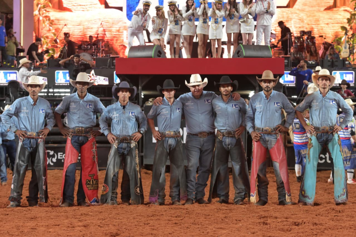 Os sete competidores classificados para a final da LNR, que acontece no sábado, dia 30, juntos do presidente da Liga Nacional de Rodeio, Marcus Abud  (André Monteiro)